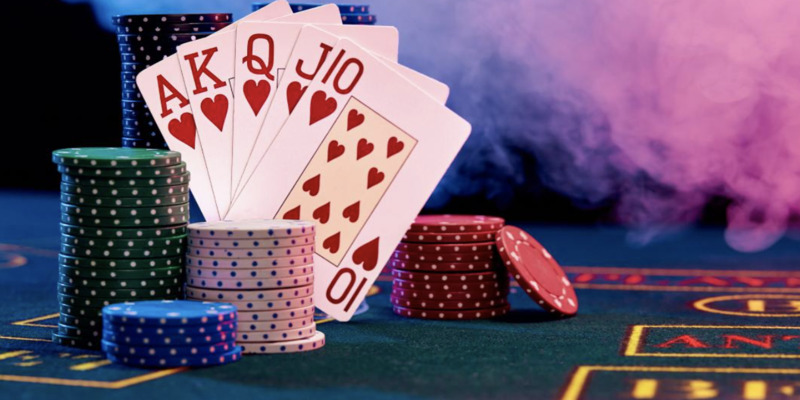 Game bài poker có cả hình thức chơi trực tuyến và trực tiếp